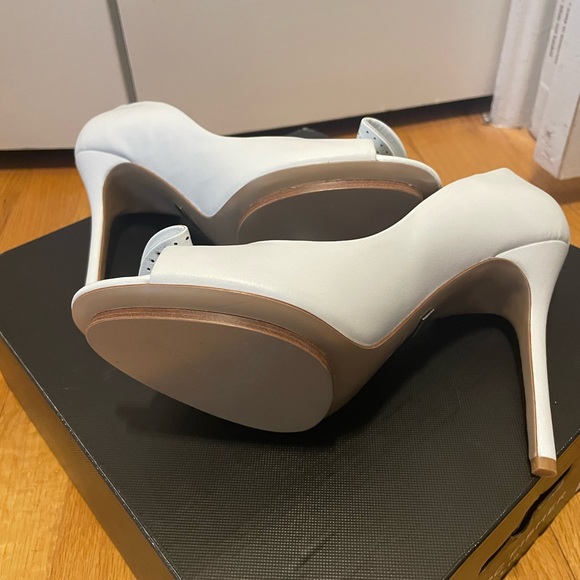 Badgley Mischka white leather stilettos size 10 - Picture 9 of 9